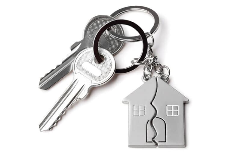 Llavero con llaves y una casa fragmentada