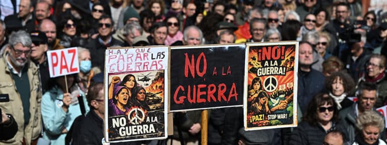 Miles de personas han participado en Madrid en la protesta convocada por la plataforma PararLaGuerra contra la guerra en Irán