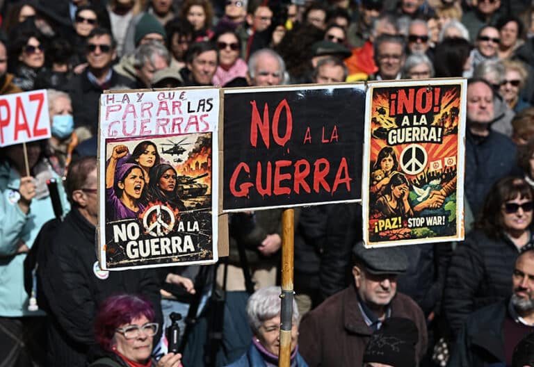 Miles de personas han participado en Madrid en la protesta convocada por la plataforma PararLaGuerra contra la guerra en Irán