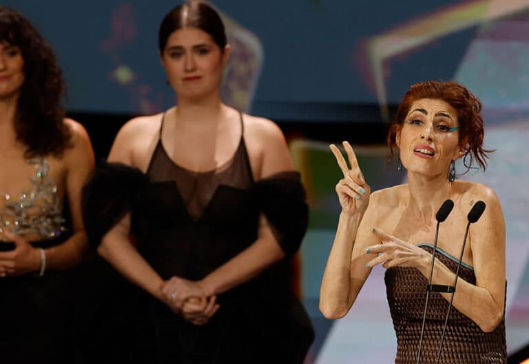 a actriz Miriam Garlo (d) recibe el Goya a mejor actriz revelación por su trabajo en ´Sorda´