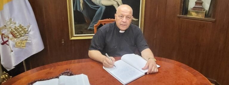 Padre Pierre, párroco de Kleya