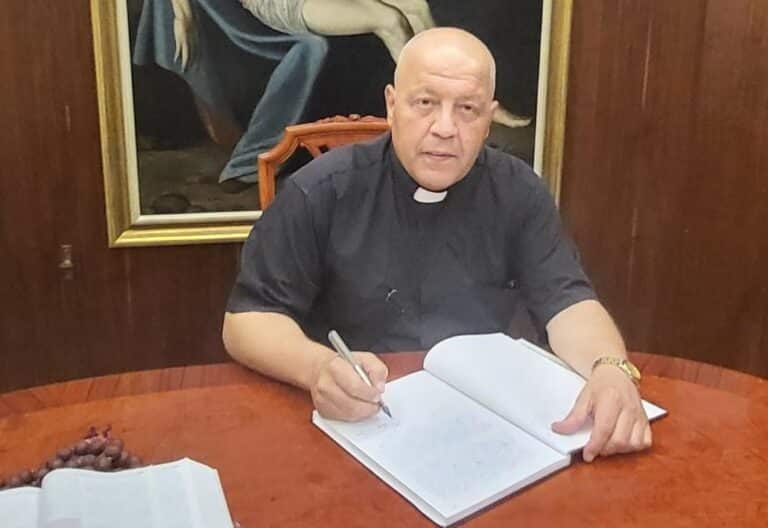 Padre Pierre, párroco de Kleya