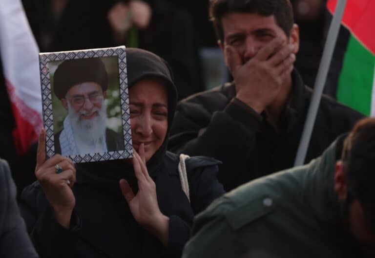 Partidarios de Jamenei lloran su muerte en Teherán