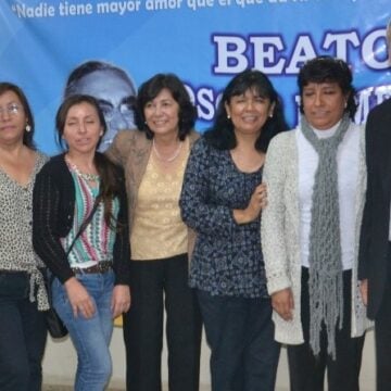 Prevost con un grupo de mujeres en Perú