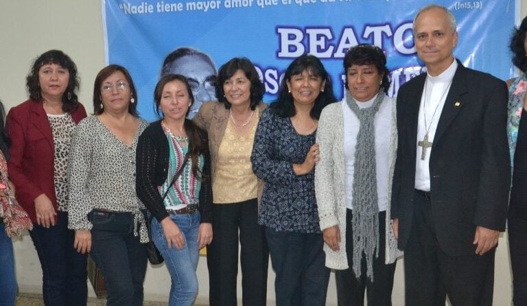 Prevost con un grupo de mujeres en Perú