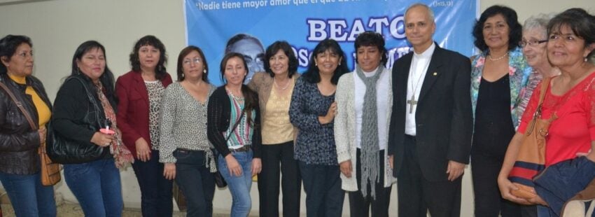 Prevost con un grupo de mujeres en Perú
