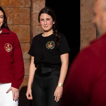 Ainara Herrero y Ana María Pérez, costaleras en Torrelaguna (Madrid). Foto: Jesús G. Feria