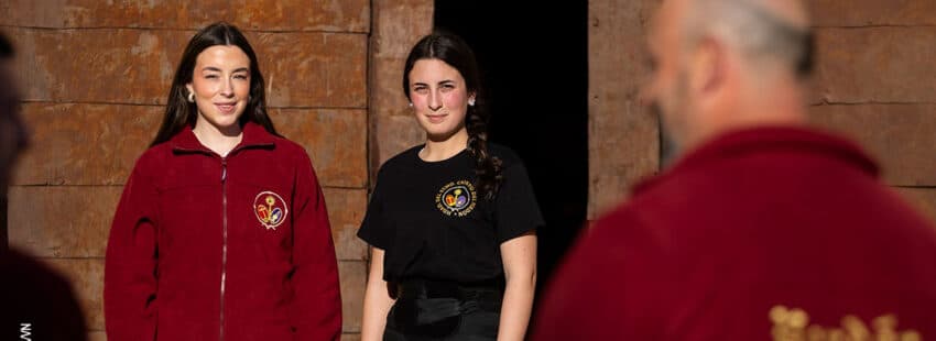 Ainara Herrero y Ana María Pérez, costaleras en Torrelaguna (Madrid). Foto: Jesús G. Feria