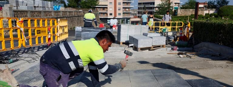 Un trabajador de la construcción este lunes en Toledo.
