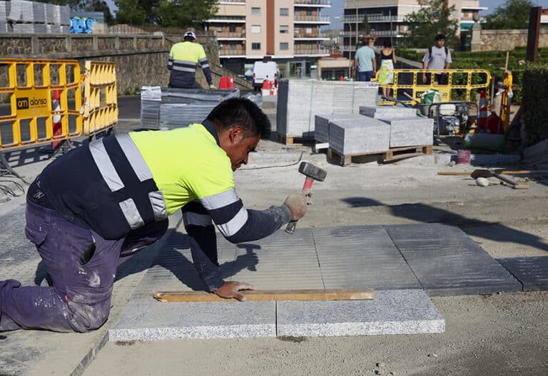 Un trabajador de la construcción este lunes en Toledo.