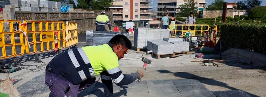 Un trabajador de la construcción este lunes en Toledo.