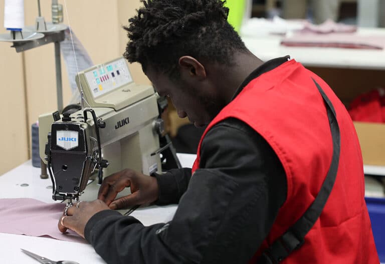 Un alumno se forma en el Centro de Formación Peñascal de Bilbao, que trabaja con jóvenes