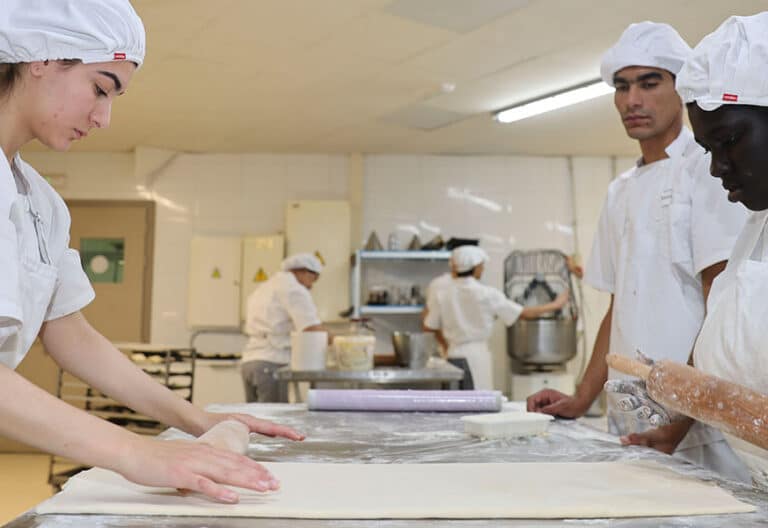 Aprendices de repostería se forman en el Centro de Formación Peñascal de Bilbao, que trabaja con jóvenes migrantes.