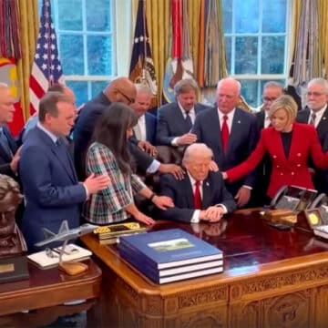 Pastores y líderes religiosos ofrecen una oración por el presidente Trump en el Despacho Oval