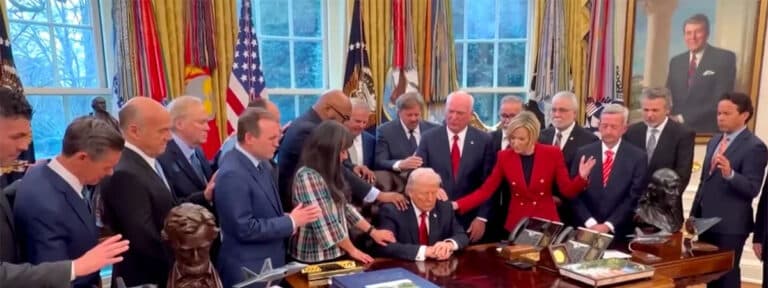 Pastores y líderes religiosos ofrecen una oración por el presidente Trump en el Despacho Oval