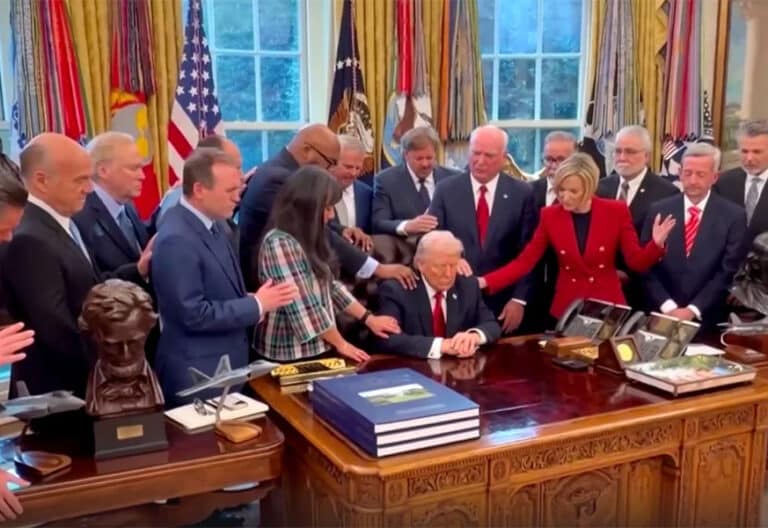 Pastores y líderes religiosos ofrecen una oración por el presidente Trump en el Despacho Oval