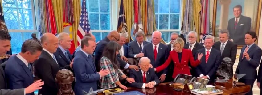 Pastores y líderes religiosos ofrecen una oración por el presidente Trump en el Despacho Oval