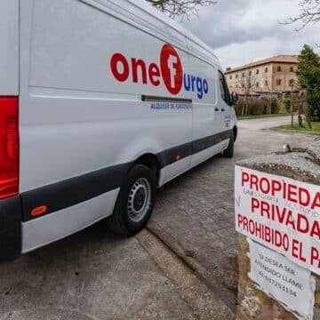 Furgoneta utilizada por las ex monjas de Belorado para su mudanza