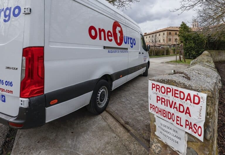 Furgoneta utilizada por las ex monjas de Belorado para su mudanza