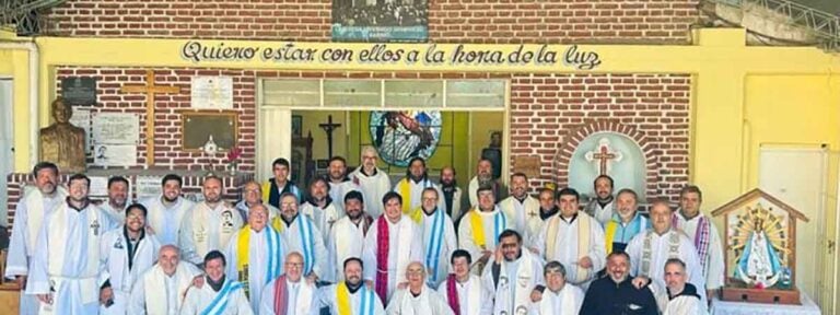 Los curas villeros piden al papa Francisco que no les suelte la mano