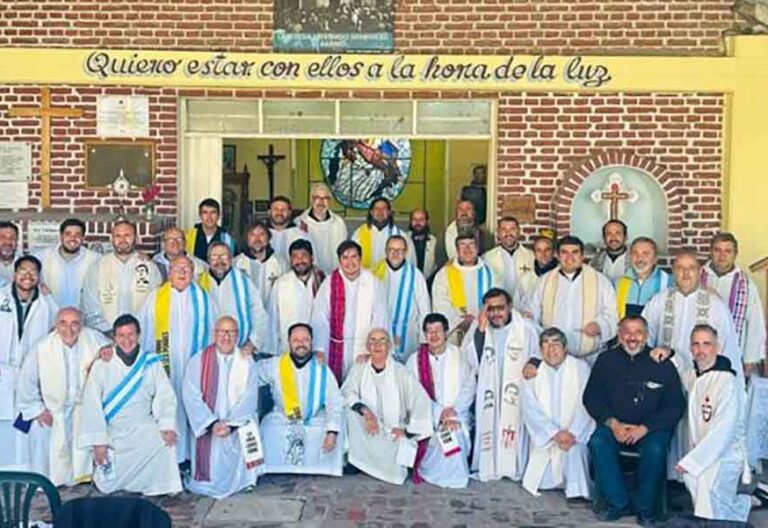 Los curas villeros piden al papa Francisco que no les suelte la mano