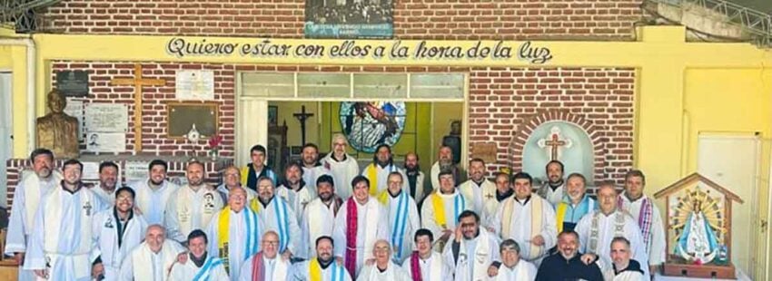 Los curas villeros piden al papa Francisco que no les suelte la mano