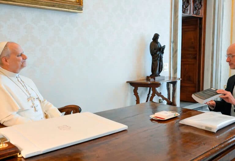 Gareth Gore presenta al papa León XIV su libro sobre el Opus Dei