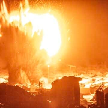 Un misil israelí, sobre la ciudad de Gaza