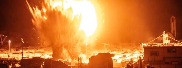 Un misil israelí, sobre la ciudad de Gaza