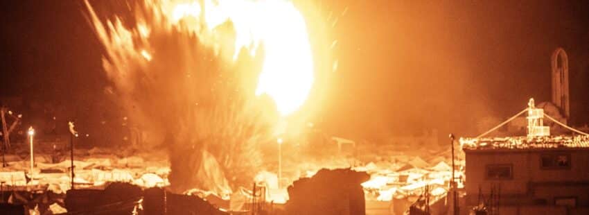 Un misil israelí, sobre la ciudad de Gaza