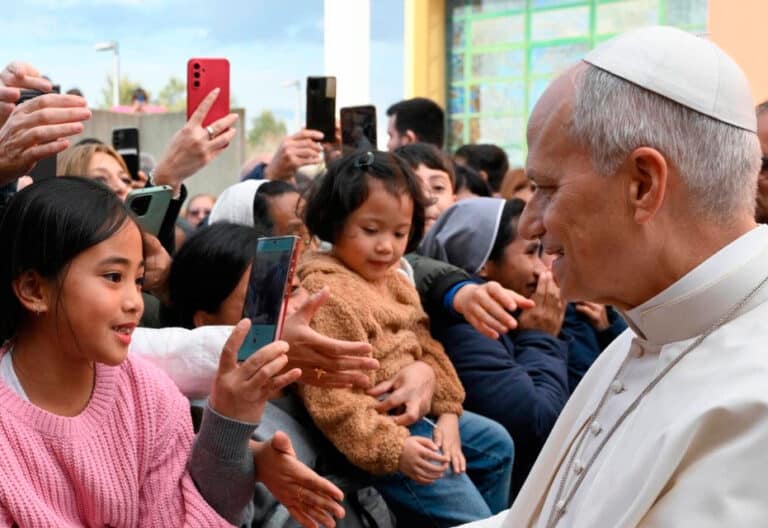 León XIV visita la parroquia de Santa María de la Presentación, en Roma