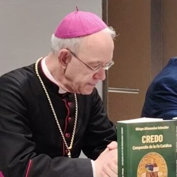 Athanasius Schneider, durante la presentación de su libro en Barcelona