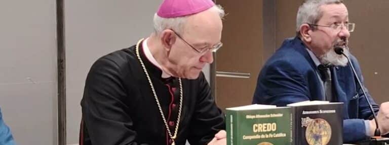 Athanasius Schneider, durante la presentación de su libro en Barcelona