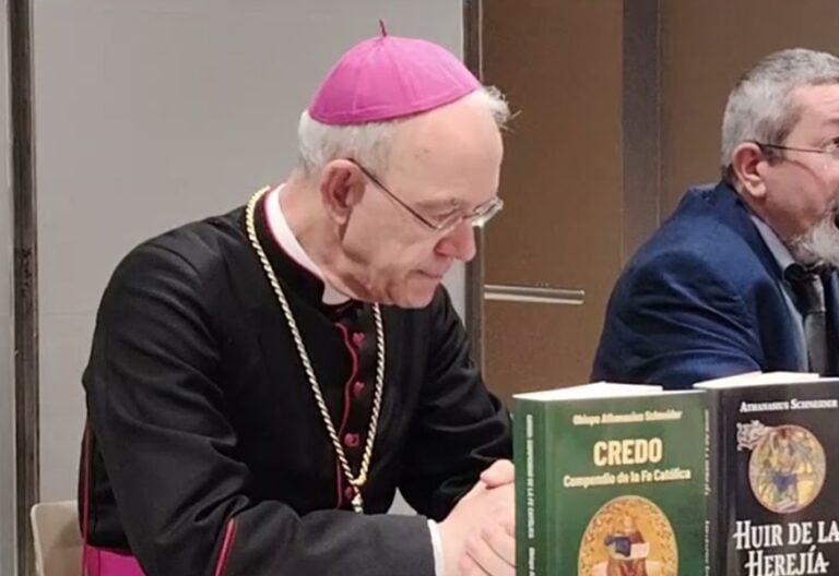 Athanasius Schneider, durante la presentación de su libro en Barcelona