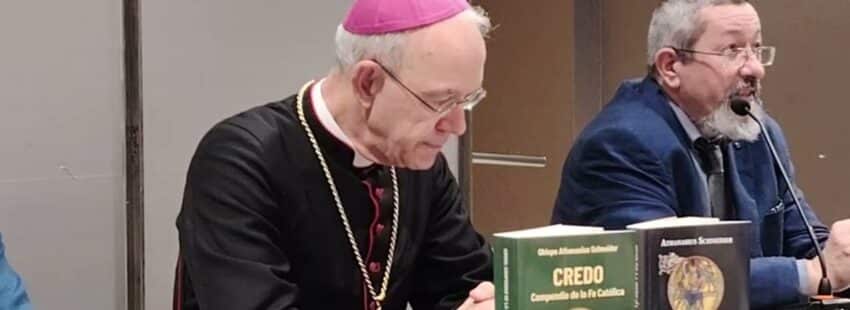 Athanasius Schneider, durante la presentación de su libro en Barcelona