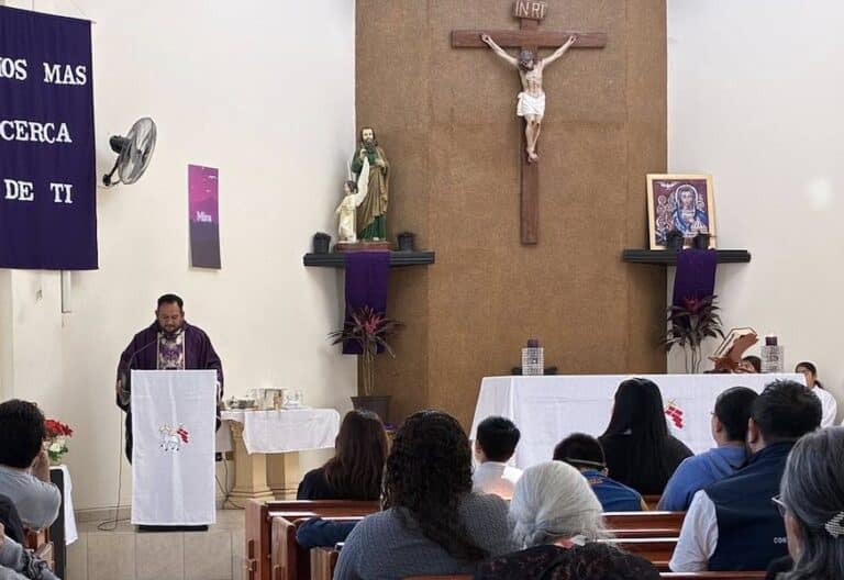 Padre David Jasso en misa en su parroquia. Foto: Parroquia María Madre De la Iglesia en Monterrey