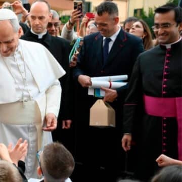 León XIV cierra su primera gira por las parroquias romanas pidiendo diálogo por la paz y