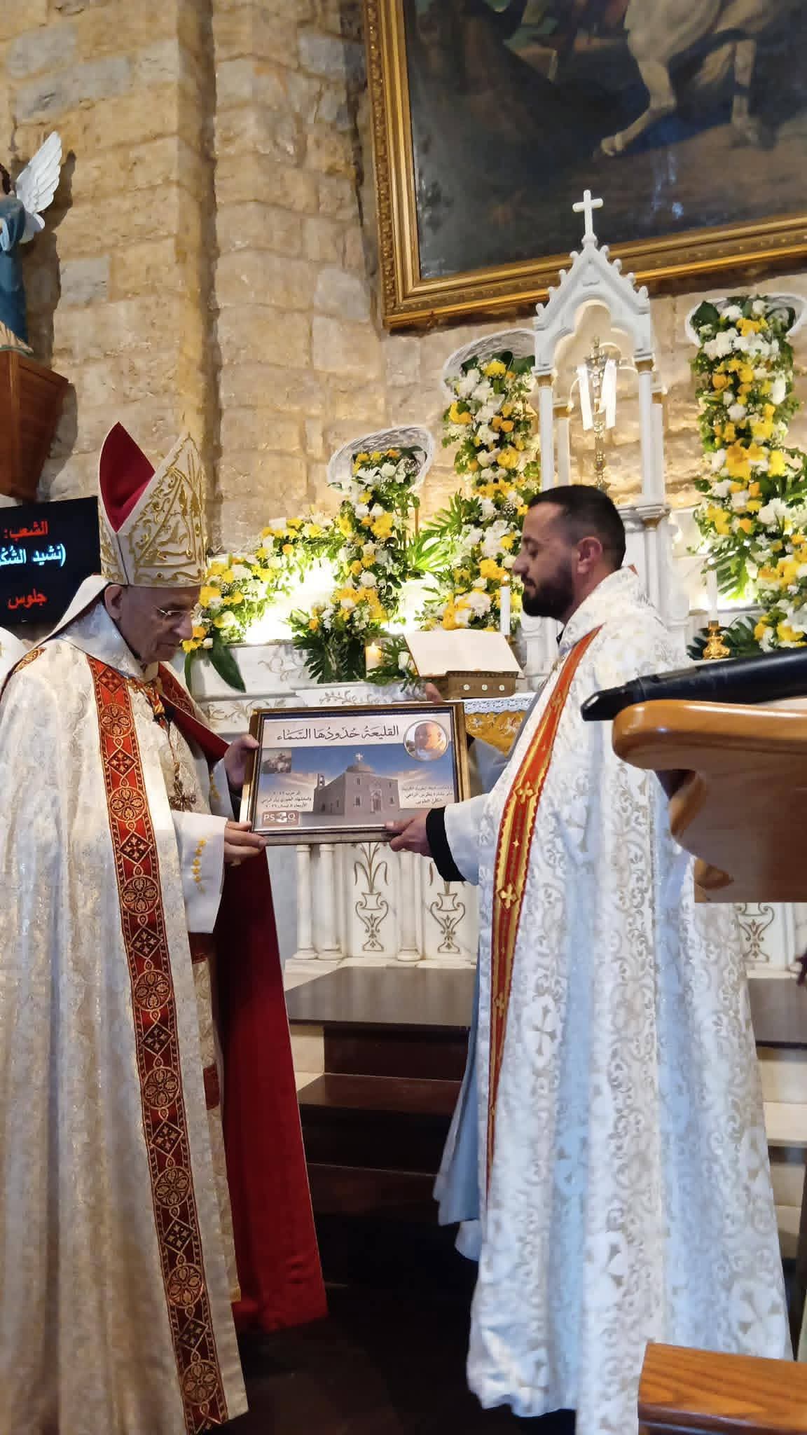 El patriarca Boutros Raï recibe un cuadro en homenaje a Pierre El Rahi