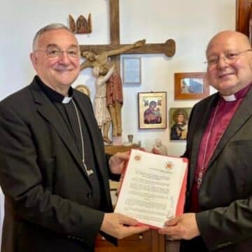 El obispo de Almería cede un templo a la confesión anglicana
