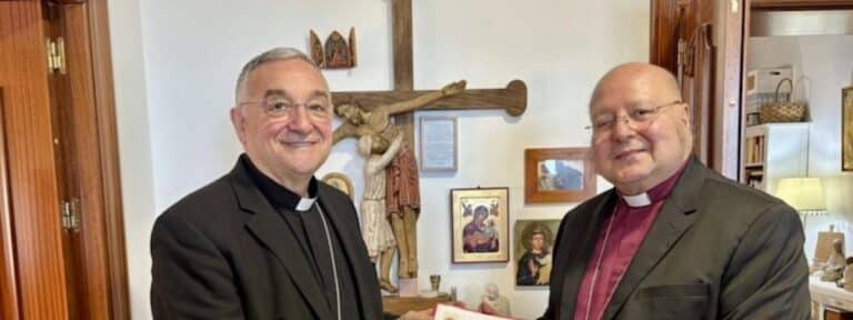 El obispo de Almería cede un templo a la confesión anglicana