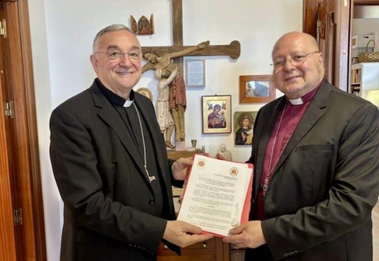 El obispo de Almería cede un templo a la confesión anglicana