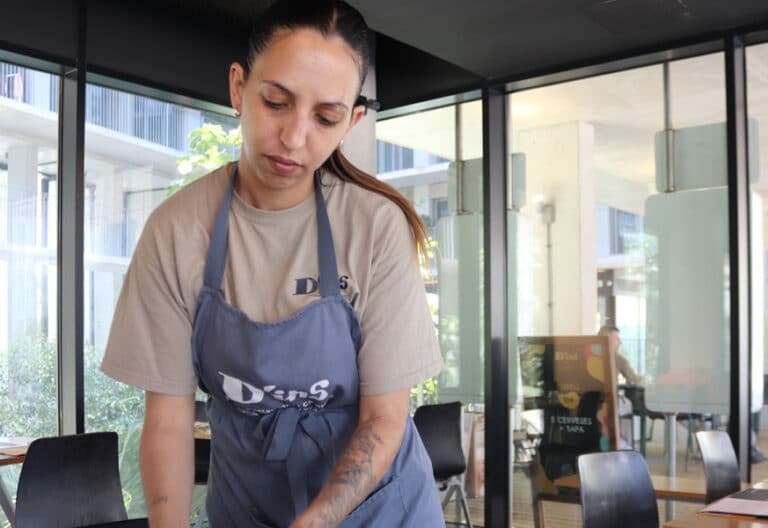 Aziza Rhadbane, empleada de inserción de Cáritas Barcelona