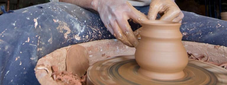 Alfarero trabajando barro. Foto: EFE