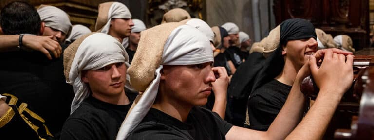Procesión de Los Estudiantes, de la Hermandad Sacramental y Cofradía de Nazarenos del Santísimo Cristo de la Fe y del Perdón, María Santísima Inmaculada Madre de la Iglesia y Arcángel San Miguel, en Madrid.