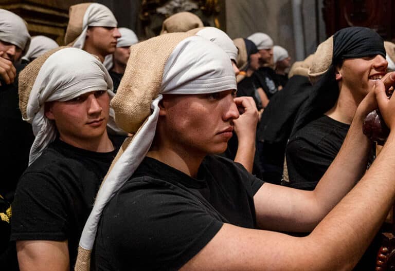 Procesión de Los Estudiantes, de la Hermandad Sacramental y Cofradía de Nazarenos del Santísimo Cristo de la Fe y del Perdón, María Santísima Inmaculada Madre de la Iglesia y Arcángel San Miguel, en Madrid.