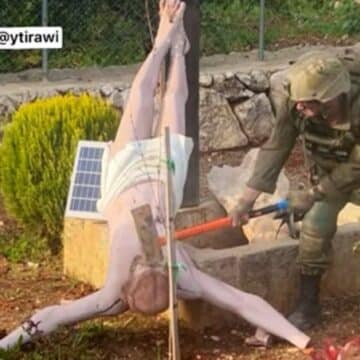 Profanación de un crucifijo por un soldado israelí