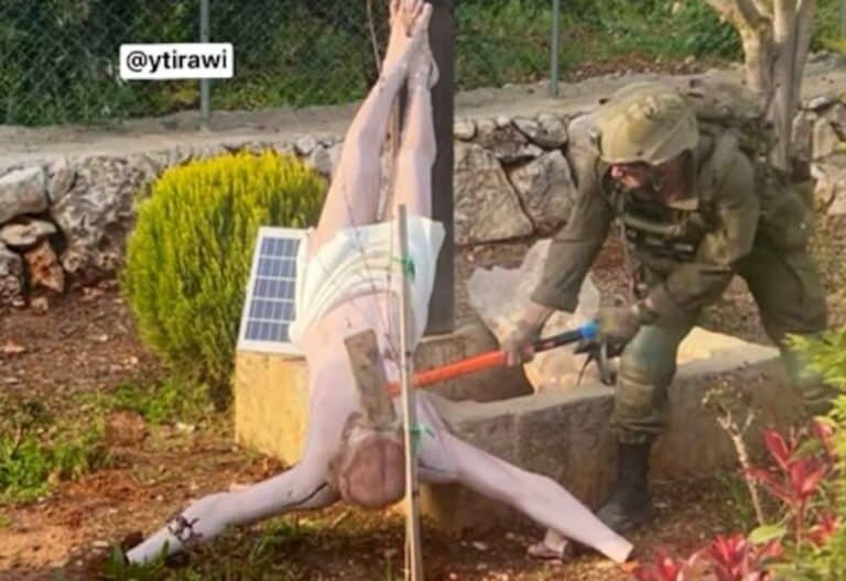 Profanación de un crucifijo por un soldado israelí