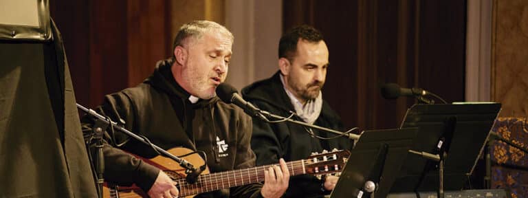Joan Àguila, voz y compositor del grupo Canta la Teva Fe (CTF).