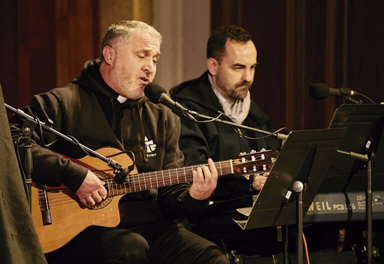 Joan Àguila, voz y compositor del grupo Canta la Teva Fe (CTF).