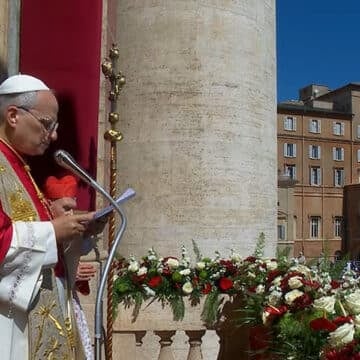 León XIV exige que “quienes tienen armas en sus manos las abandonen” en su ‘Urbi et orbi’